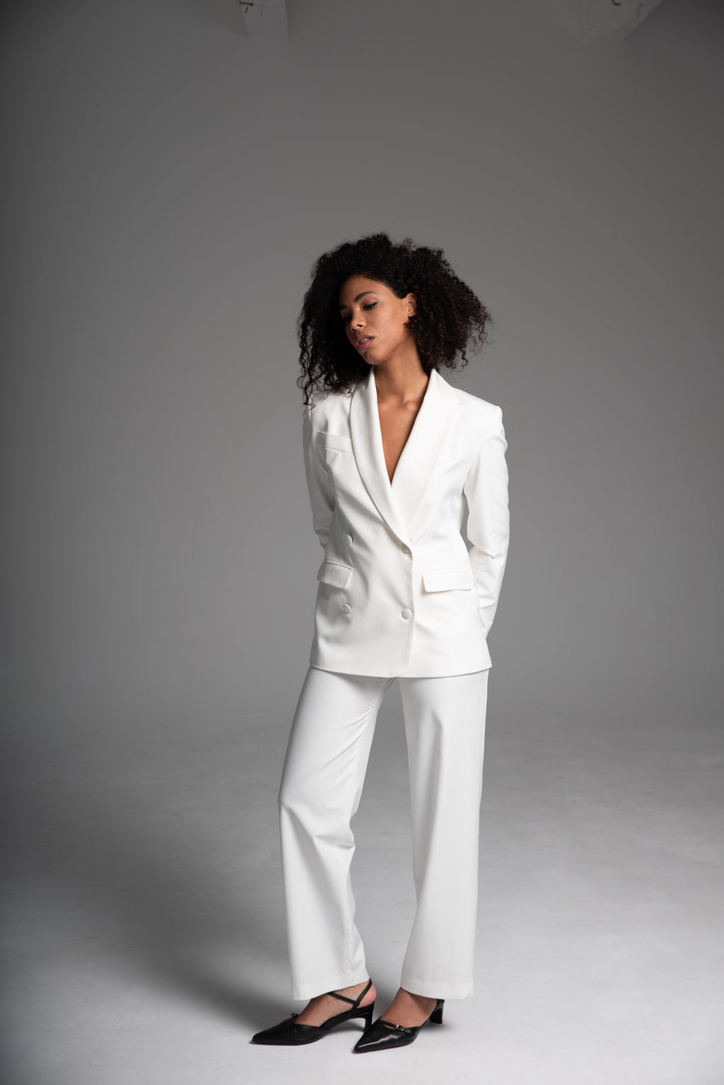 თეთრი კოსტუმი